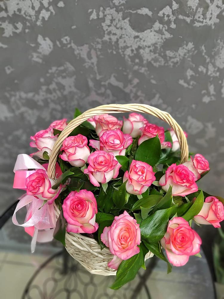 Цветочная композиция из Розы в корзине в Парабели