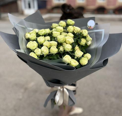 Букет Белые кустовые розы Солинеро в Парабели