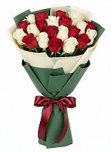 Букет Микс из красных и белых роз в Парабели