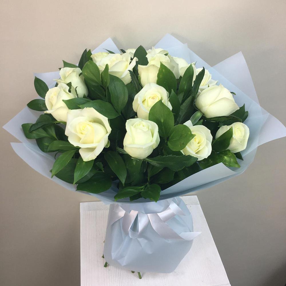 Букет 15 Белых роз Проуд в Парабели