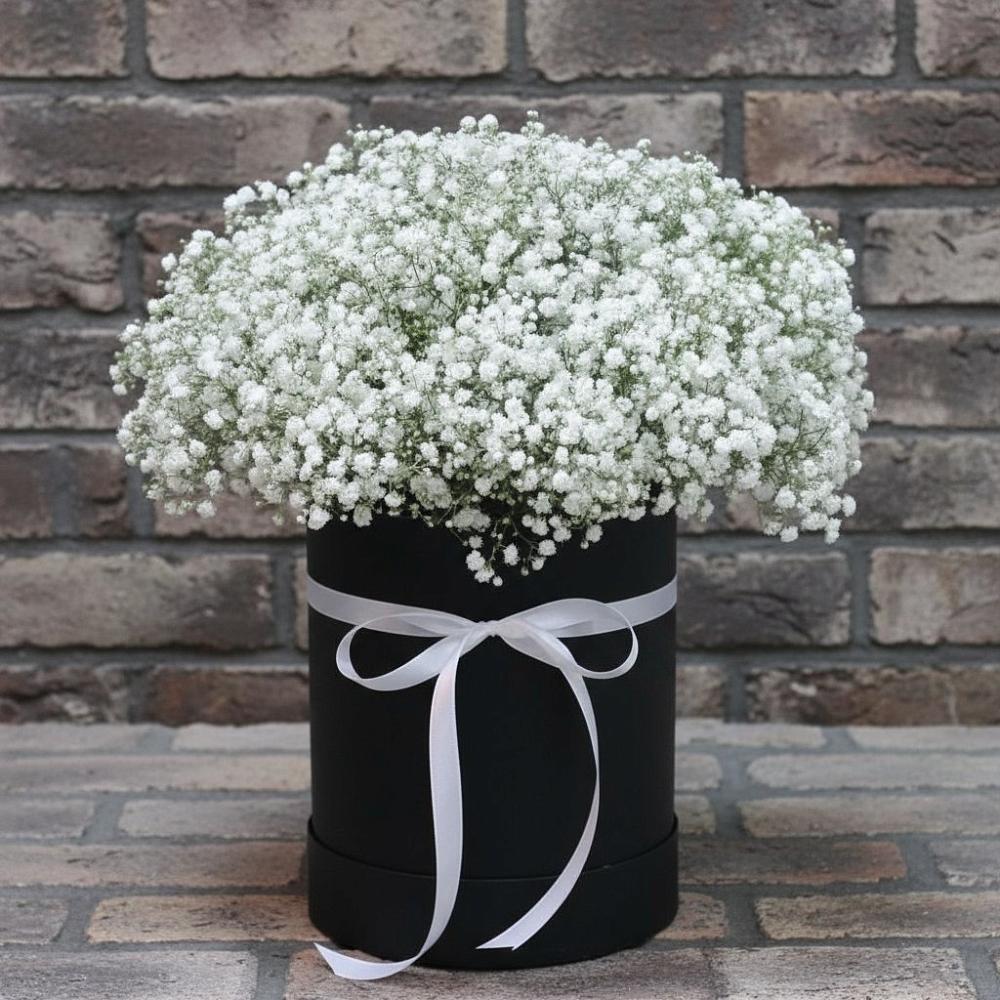 Цветочная композиция из Гипсофила в шляпной коробке в Парабели