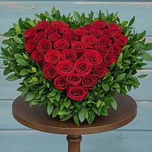 Цветочная композиция из Розы в виде сердца в Парабели