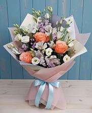 Букет цветов из:  Лизиантусы, Розы, Альстромерии и Гипсофила в Парабели