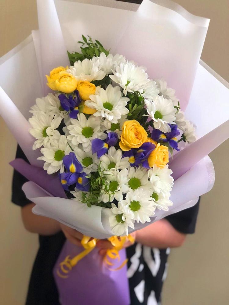 Букет цветов из: Ирисы, Хризантемы и Розы в Парабели