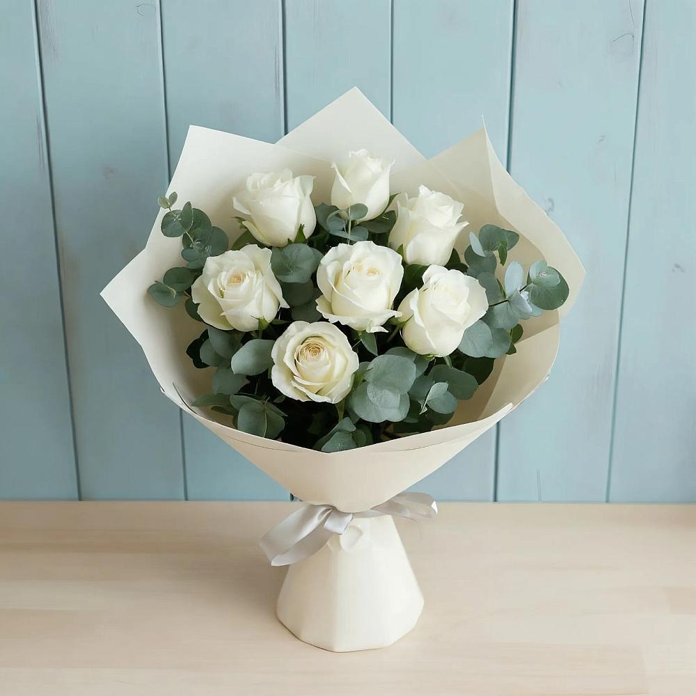 Букет Белые розы в Эвкалипте в Парабели