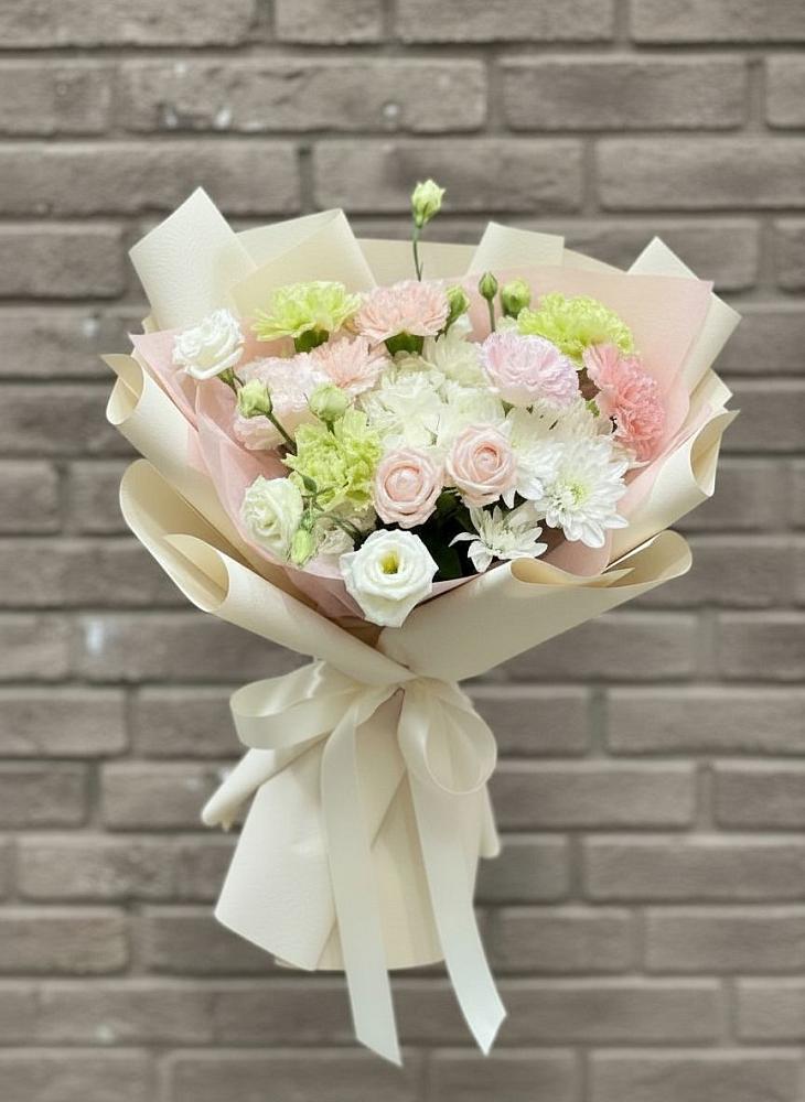 Букет цветов из: Гвоздики, Розы, Лизиантусы и Хризантемы в Парабели