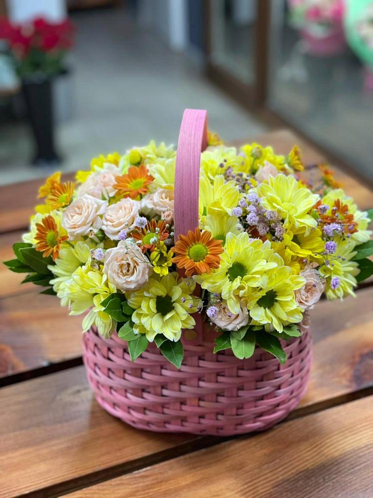 Цветочная композиция из Хризантемы и Розы в корзине в Парабели