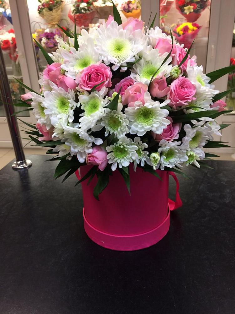 Цветочная композиция из Розы и Хризантемы в шляпной коробке в Парабели