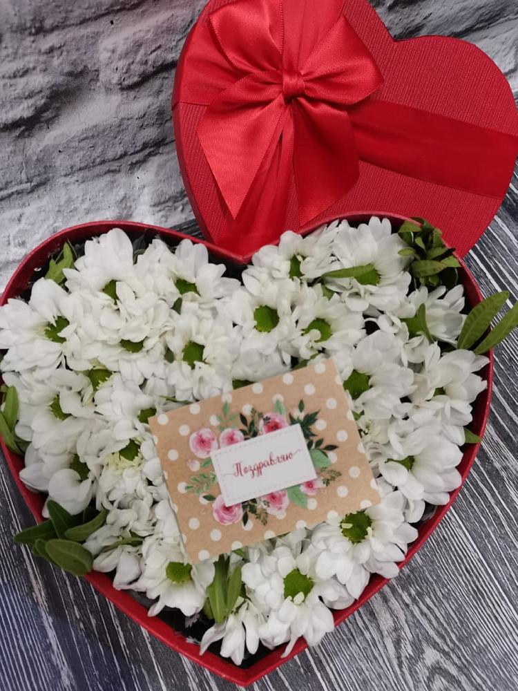 Цветочная композиция из Хризантемы в виде сердца в Парабели