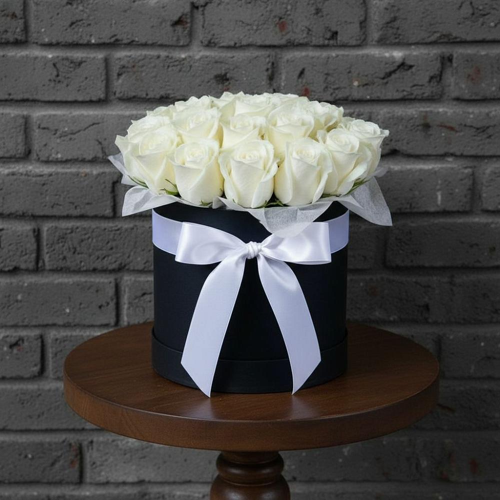 Цветочная композиция из Розы в шляпной коробке в Парабели